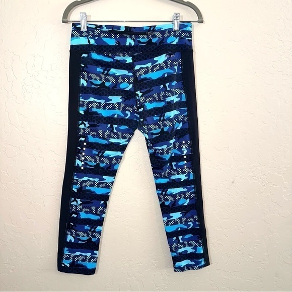 Nike Dri Fit Women’s Sz M Camo Blue 22” Capri Tights Activewear Pants - Picture 3 of 10